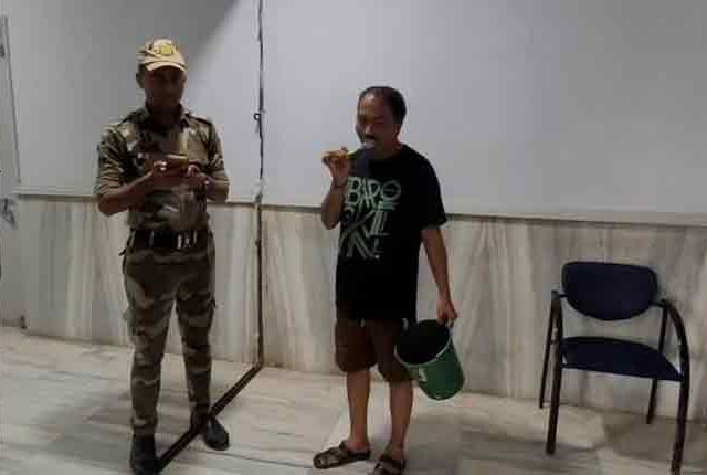 टमरेल घेऊन केडीएमसीच्या आयुक्तांच्या दालनाबाहेर नागरिक!