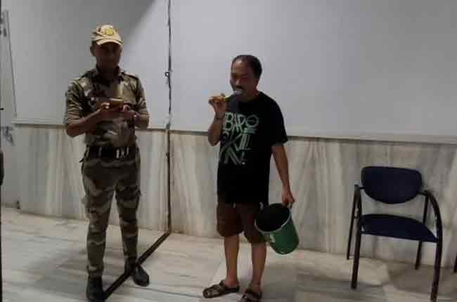 टमरेल घेऊन केडीएमसीच्या आयुक्तांच्या दालनाबाहेर नागरिक!