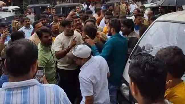 बदलापूरमध्ये परप्रांतीय फेरीवाल्याला मनसेच्या कार्यकर्त्यांनी चोपले