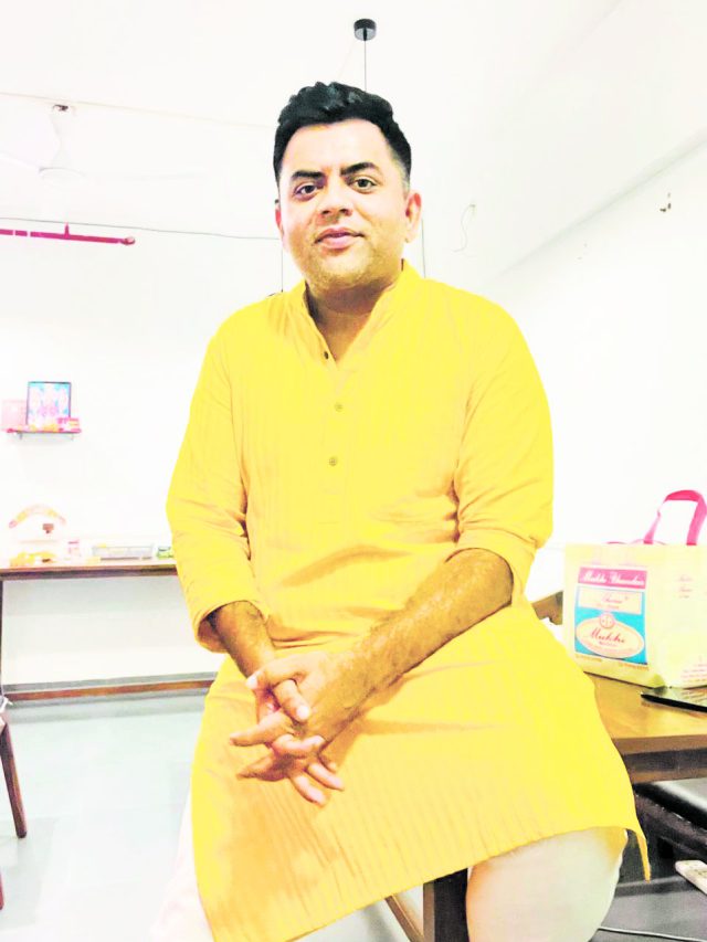 ‘आतली बातमी फुटली’द्वारे मराठीत पदार्पण