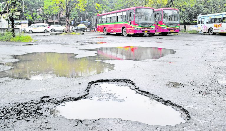 खड्ड्यांमुळे राज्यात आतापर्यंत १२ मृत्यू