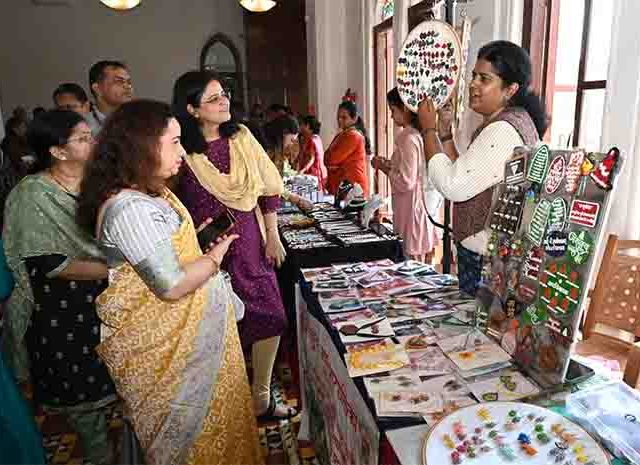 महानगरपालिका मुख्यालयात महिला बचत गटांच्या वस्तूंचे प्रदर्शनाला, आयुक्त, अतिरिक्त आयुक्तांसह कर्मचाऱ्यांनी दिली स्टॉल्सना भेट