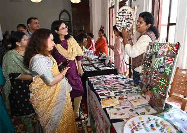 महानगरपालिका मुख्यालयात महिला बचत गटांच्या वस्तूंचे प्रदर्शनाला, आयुक्त, अतिरिक्त आयुक्तांसह कर्मचाऱ्यांनी दिली स्टॉल्सना भेट