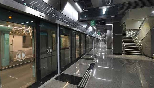 मुंबई मेट्रो ३ मध्ये 'उतरण्यासाठी' जिना नाही; प्रवाशांना त्रास