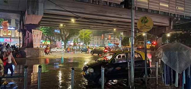 लक्ष्मीपूजनाच्या उत्साहावर पावसाचे पाणी; विजांच्या कडकडाटासह अनेक जिल्ह्यांमध्ये 'अवकाळी'