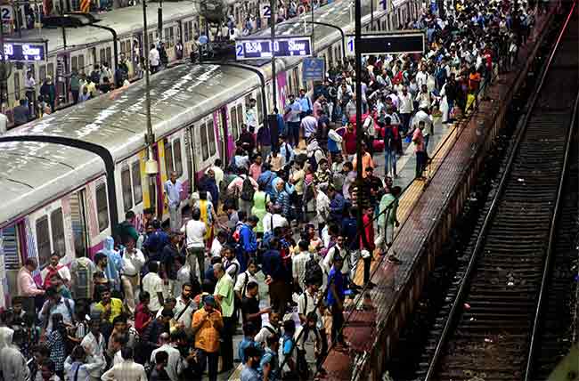 रेल्वे प्रशासनचा मोठा निर्णय ! गर्दी नियंत्रणासाठी उभारणार ‘पॅसेंजर होल्डिंग एरिया’; मुंबईमध्ये कोणत्या स्थानकांवर असणार ही सुविधा ?