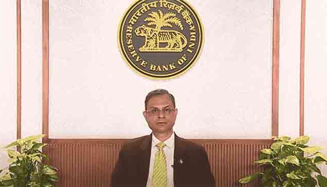 आताची सर्वात मोठी बातमी: आरबीआयकडून अनपेक्षित धक्काच सलग दुसऱ्यांदा रेपो दर स्थिर नक्की गव्हर्नर अर्थव्यवस्थेवर काय म्हणाले वाचा संपूर्ण ३५ मुद्दे एका क्लिकवर!