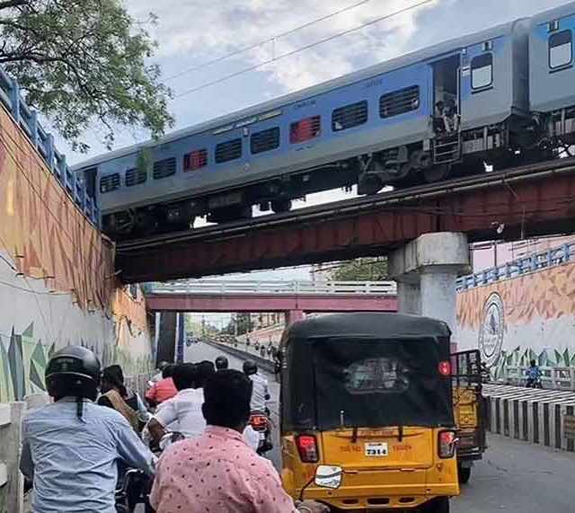 ट्रॅफिक का थांबले? पहा आणि कमेंट करुन सांगा... ब्रिजवरून ट्रेन गेली, आणि खालील रस्त्यावरचा 'तो' क्षण; व्हिडिओ व्हायरल