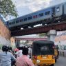 ट्रॅफिक का थांबले? पहा आणि कमेंट करुन सांगा... ब्रिजवरून ट्रेन गेली, आणि खालील रस्त्यावरचा 'तो' क्षण; व्हिडिओ व्हायरल