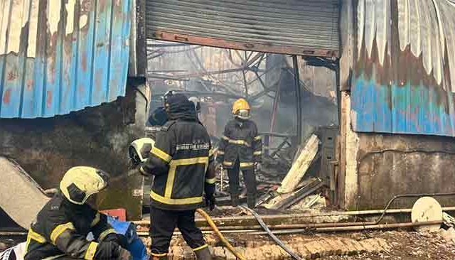मालाड पूर्वेत भीषण आग! लाकडी गोदामात लागलेल्या आगीने घेतले रौद्ररूप: नागरिकांमध्ये भीतीचं वातावरण
