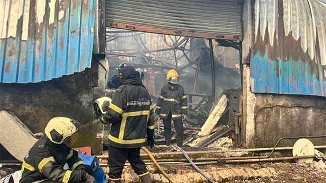मालाड पूर्वेत भीषण आग! लाकडी गोदामात लागलेल्या आगीने घेतले रौद्ररूप: नागरिकांमध्ये भीतीचं वातावरण