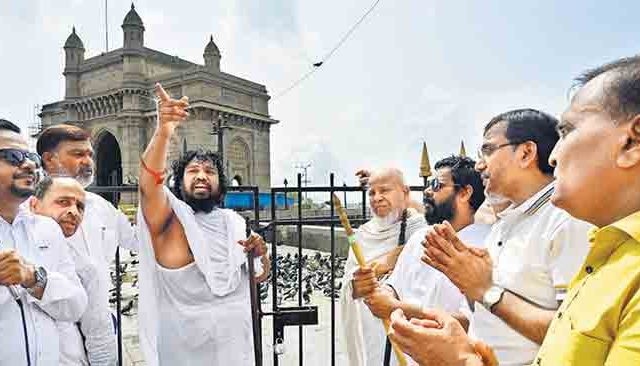 मुंबईतील कबूतर प्रकरण चिघळलं; जैन मुनींच्या वक्तव्यांवरून राजकीय वातावरण तापलं