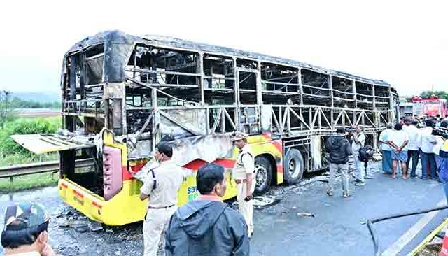 कर्नूल बस अपघात : स्मार्टफोन बॅटरी फुटल्यामुळे आग, १९ प्रवासी मृत्युमुखी