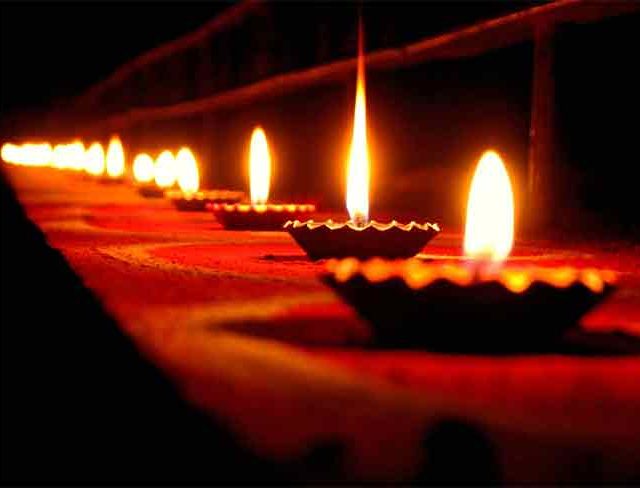 दिवाळीच्या खरेदीमागचं शास्त्र आणि श्रद्धा : जाणून घ्या काय खरेदी करावं!
