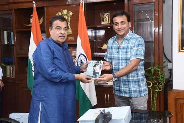 दिल्लीमध्ये खास भेट! नितीन गडकरींच्या हातून संकर्षणला खास पुस्तक भेट