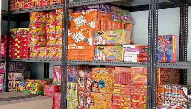 दादरमधील वाढत्या फटाक्यांच्या दुकानांना कुणाचे अभय? दुकानदारांसह नागरिकांचा जीव धोक्यात