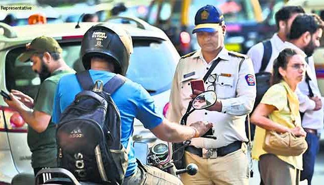 बोरिवलीत ट्रॅफिक पोलिसावर रिक्षाचालक का संतापला? गुन्हा दाखल