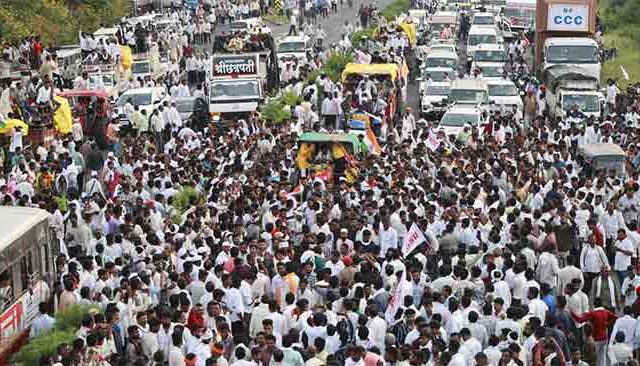 रस्त्यावर ठिय्या आंदोलन करणाऱ्या बच्चू कडूंना कोर्टाचा दणका!