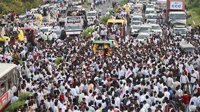 रस्त्यावर ठिय्या आंदोलन करणाऱ्या बच्चू कडूंना कोर्टाचा दणका!
