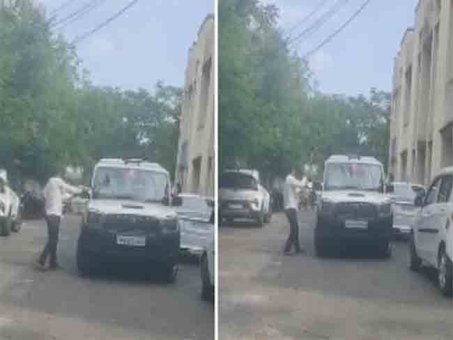मुदखेडमध्ये संतप्त शेतकऱ्याचा तहसीलदारांच्या गाडीवर हल्ला: पोलिसांनी घेतले ताब्यात
