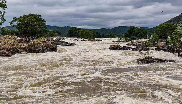 ‘मोंथा’चक्रीवादळामुळे ओडिशा, आंध्र प्रदेशच्या अनेक जिल्ह्यांमध्ये ‘रेड अलर्ट’