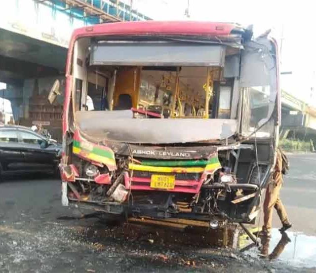 ऐरोली पुलावर बेस्ट बस-टेम्पोची धडक; ७ प्रवासी जखमी