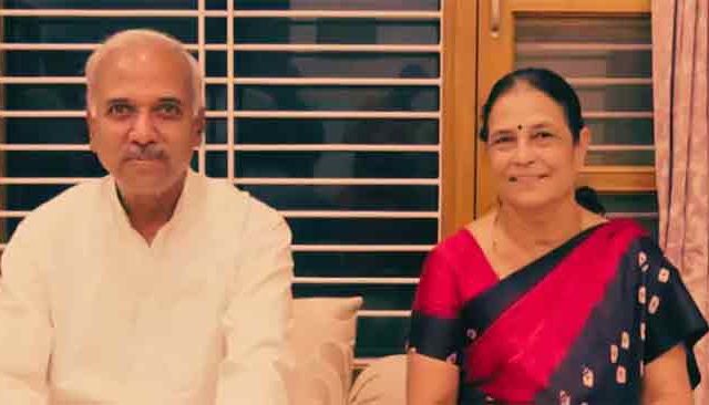 नातेवाईकांना भेटण्यासाठी गेलेले मराठवाड्याचे प्राध्यापक येताना पत्नीसह भीषण अपघात दगावले...