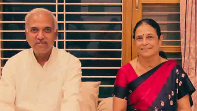 नातेवाईकांना भेटण्यासाठी गेलेले मराठवाड्याचे प्राध्यापक येताना पत्नीसह भीषण अपघात दगावले…
