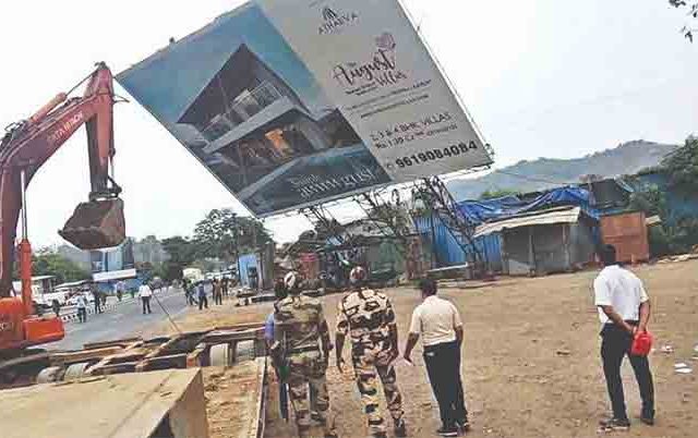 शंभरापेक्षा अधिक जाहिरात फलकांवर कारवाई