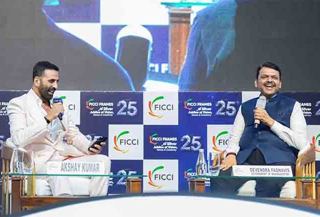 “तुम्ही संत्री कशी खाता?” : FICCI Frames 2025 मध्ये अक्षय कुमारने फडणवीसांना विचारला गंमतीशीर प्रश्न !