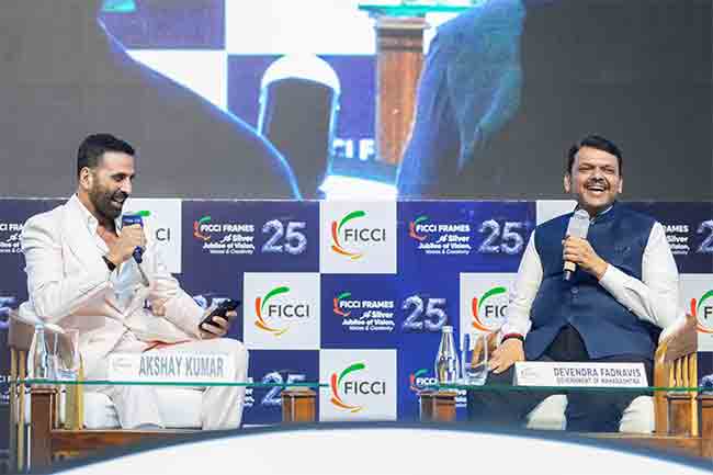 “तुम्ही संत्री कशी खाता?” : FICCI Frames 2025 मध्ये अक्षय कुमारने फडणवीसांना विचारला गंमतीशीर प्रश्न !