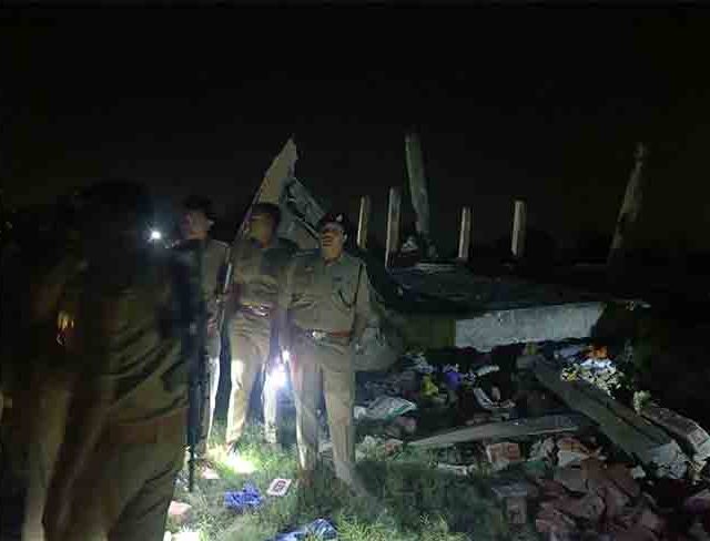 अयोध्या : घरात झालेल्या स्फोटामुळे इमारत कोसळली; ५ जणांचा मृत्यू