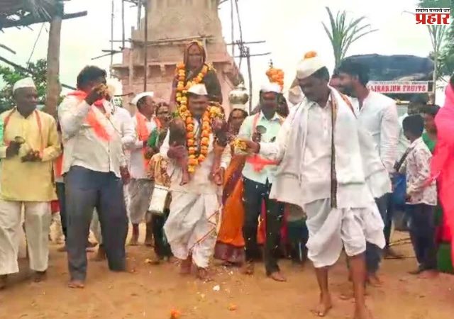कर्नाटकातील आधुनिक श्रावणबाळ; ८५ वर्षीय आईला खांद्यावर घेऊन कर्नाटकातील विठूभक्ताची पंढरपूर वारी