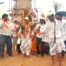 कर्नाटकातील आधुनिक श्रावणबाळ; ८५ वर्षीय आईला खांद्यावर घेऊन कर्नाटकातील विठूभक्ताची पंढरपूर वारी