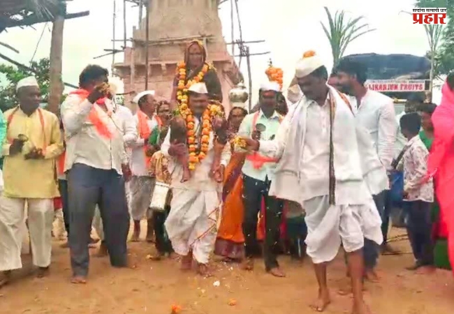 कर्नाटकातील आधुनिक श्रावणबाळ; ८५ वर्षीय आईला खांद्यावर घेऊन कर्नाटकातील विठूभक्ताची पंढरपूर वारी