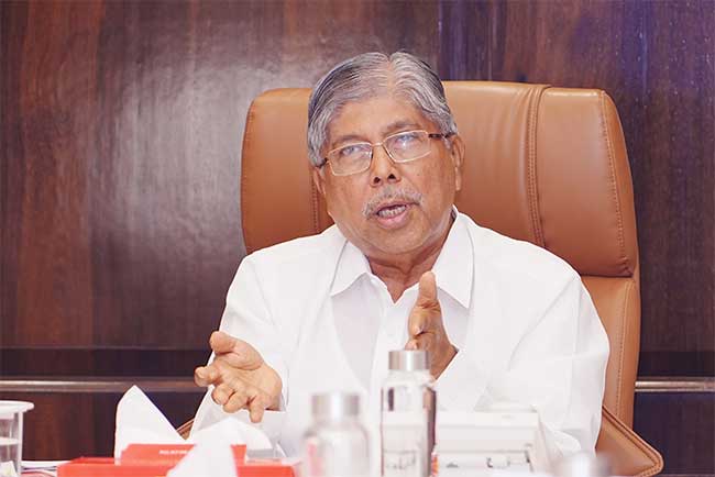 अनाथ विद्यार्थ्यांच्या शिष्यवृत्ती संदर्भातील अडचणी दूर करू
