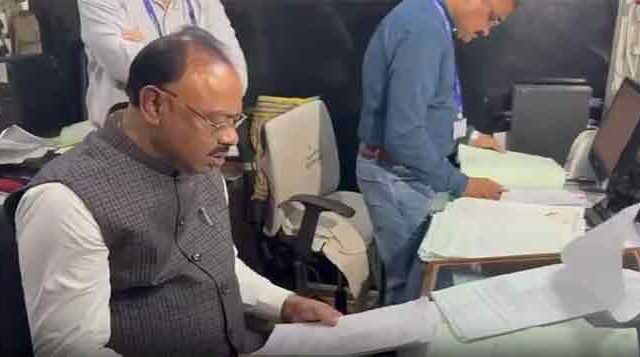नागपूरच्या दुय्यम निबंधक कार्यालयावर महसूल मंत्र्यांची धाड: लाचखोरी उघड, रोकड जप्त