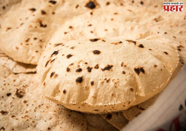 दिवसभरात किती चपात्या खाणं योग्य? जास्त खाल्ल्यास लगेच बदला ही सवय