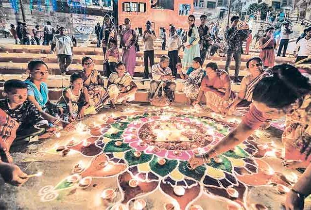 ‘दीपशृंखला उजळे अंगणा,