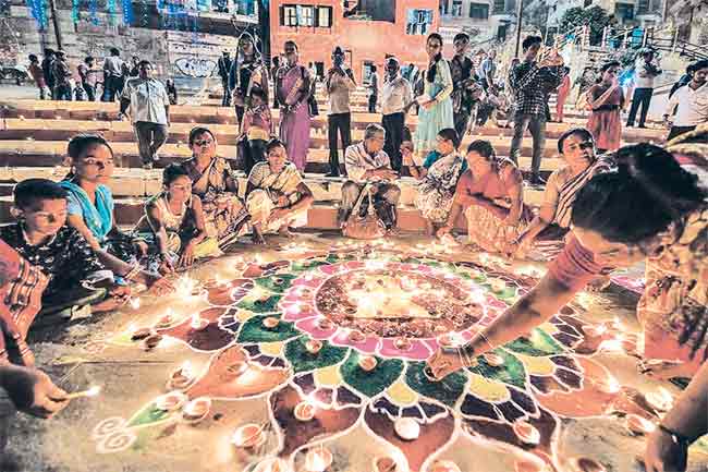 ‘दीपशृंखला उजळे अंगणा,