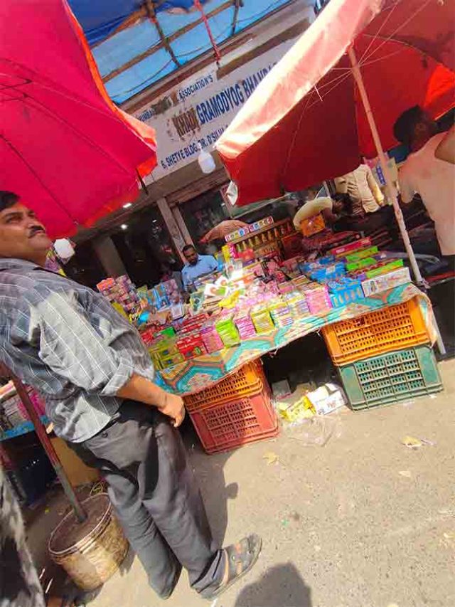 दादरच्या गजबजलेल्या डिसिल्व्हा रस्त्यावर फटाक्यांची मोठी दुकाने, स्थानिकांच्या मनात जुन्या दुर्घटनेची भिती