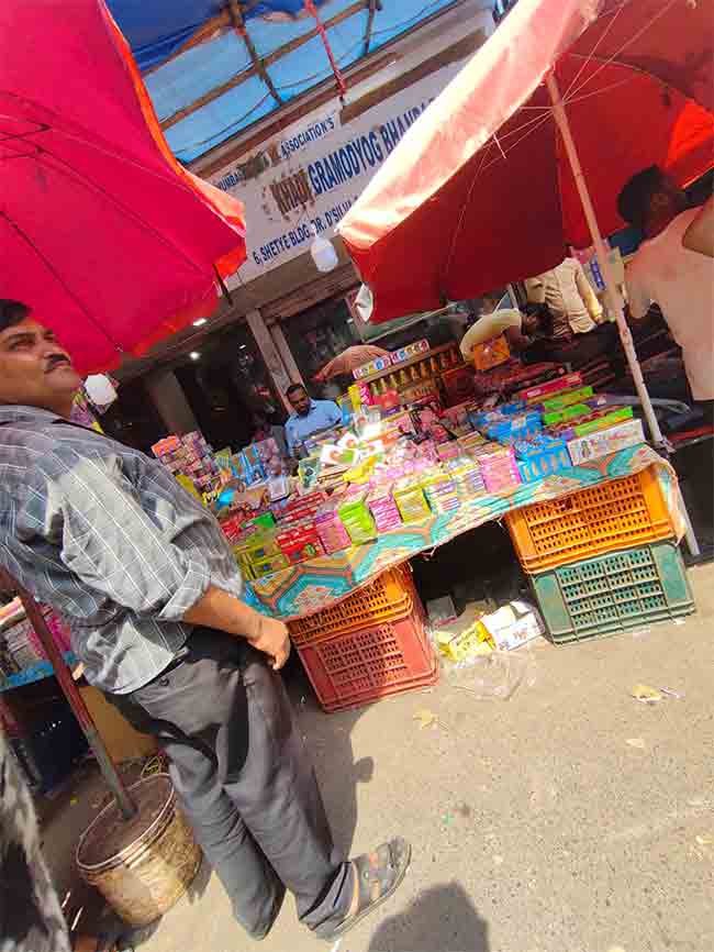दादरच्या गजबजलेल्या डिसिल्व्हा रस्त्यावर फटाक्यांची मोठी दुकाने, स्थानिकांच्या मनात जुन्या दुर्घटनेची भिती