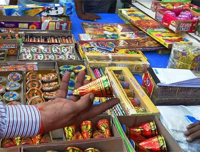 अनधिकृत फटाके स्टॉल्सवर मोठी कारवाई; ९४३ किलोहून अधिक फटाके जप्त
