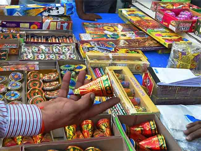 अनधिकृत फटाके स्टॉल्सवर मोठी कारवाई; ९४३ किलोहून अधिक फटाके जप्त