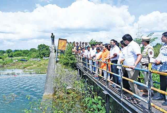 मत्स्यव्यवसाय मंत्री नितेश राणे यांच्याकडून फुलंब्री धरण परिसरातील नुकसानग्रस्त भागाची पाहणी