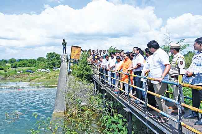 मत्स्यव्यवसाय मंत्री नितेश राणे यांच्याकडून फुलंब्री धरण परिसरातील नुकसानग्रस्त भागाची पाहणी
