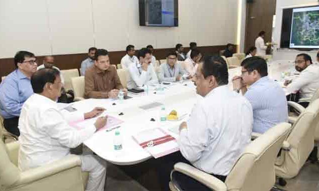 पालघर जिल्हा सामान्य रुग्णालयाच्या कामास गती देण्यासाठी वॉररुमध्ये हा प्रकल्प घेण्याचे पालकमंत्री गणेश नाईक यांचे निर्देश