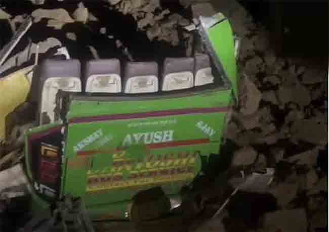 बिलासपूरमध्ये भूस्खलनाचा भीषण अपघात; बसवर दरड कोसळल्याने १५ प्रवाशांचा दुर्दैवी मृत्यू, बचाव कार्य सुरू