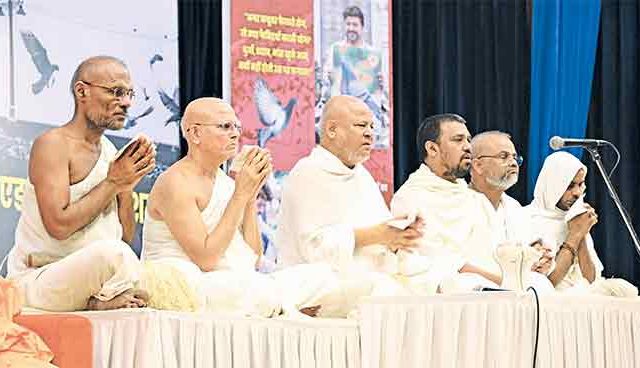 कबुतरांसाठी जैन मुनींची राजकारणात उडी