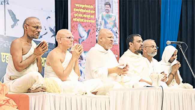 कबुतरांसाठी जैन मुनींची राजकारणात उडी